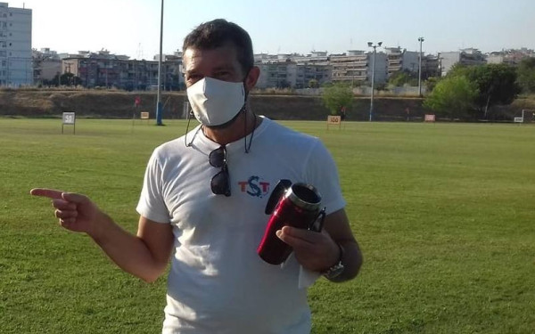 Μπαντέρας στη Μίκρα με στολή γκολφ, μούσι και καπέλο (φωτ. & βίντεο)