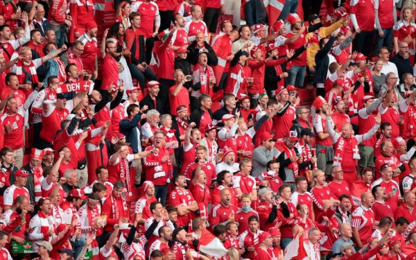 Εκατοντάδες Δανοί φίλαθλοι ταξίδεψαν... άρον-άρον στο Άμστερνταμ για τον αγώνα με την Ουαλία