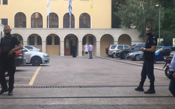 Μονή Πετράκη: Το χρονικό της επίθεσης με βιτριόλι - Μαρτυρίες για το βίαιο παρελθόν του ιερέα -  Τα «καρέ» της φρίκης