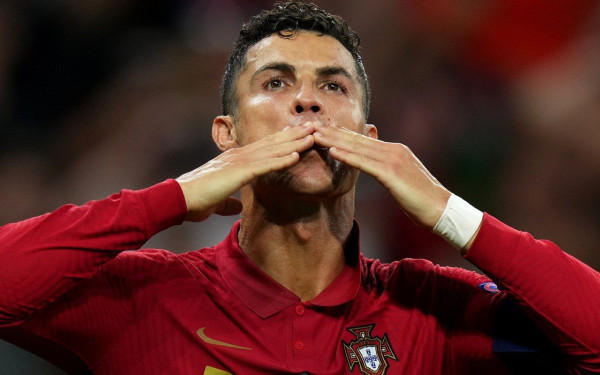 Υπόκλιση του Αλί Νταεΐ στον Κριστιάνο Ρονάλντο