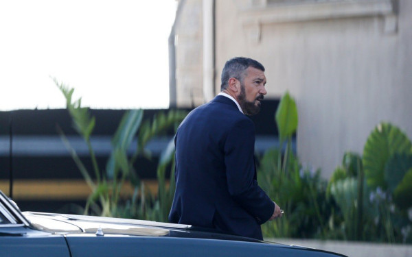 Θεσσαλονίκη: Ο Αντ. Μπαντέρας με κοστούμι και Plymouth Barracuda στο λιμάνι (φωτ.)