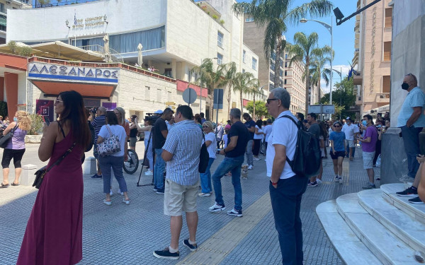 Θεσσαλονίκη: Όλοι θέλουν να δουν τον Μπαντέρας - Φωτο από την κοσμοσυρροή