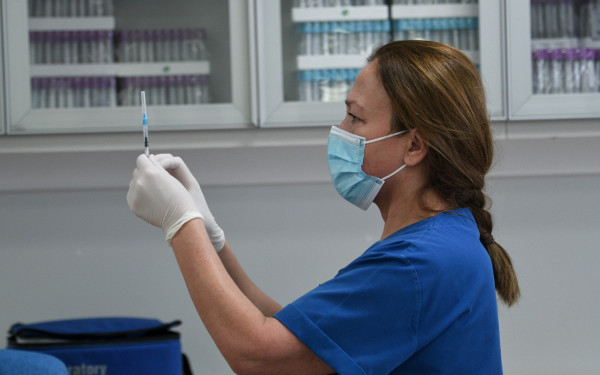 Κορονοϊός: Εμβόλιο-αναμνηστική δόση από την Sanofi και την GSK