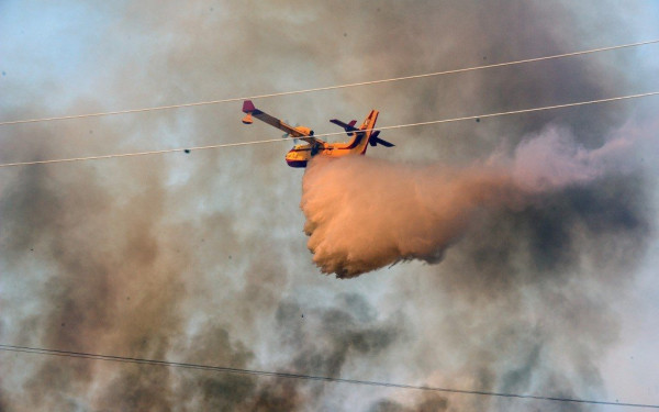 Συναγερμός στην Αχαΐα: Εκδηλώθηκαν 2 πυρκαγιές - Στη μάχη δεκάδες πυροσβέστες