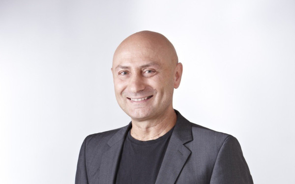 Ο Έλληνας αρχιτέκτονας της Καρλσρούης που δημιούργησε μια διαδικτυακή πλατφόρμα -δελεαστική ακόμα και για τη Χάιντι Κλουμ 