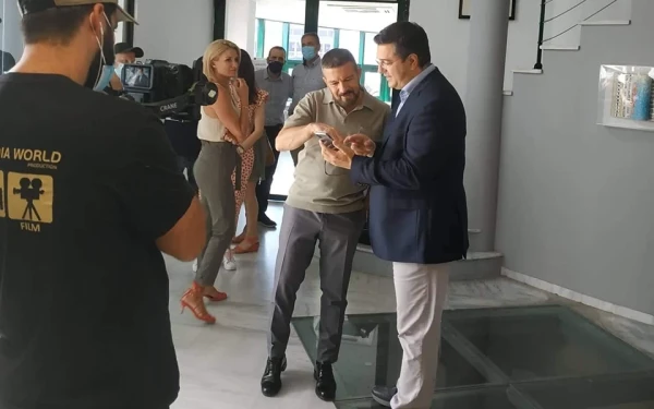 Στο MOMus ο Αντόνιο Μπαντέρας με... θεατή τον Απ. Τζιτζικώστα