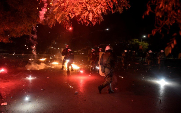 Σοβαρά επεισόδια μεταξύ κατοίκων - ΜΑΤ σε Μυτιλήνη και Χίο