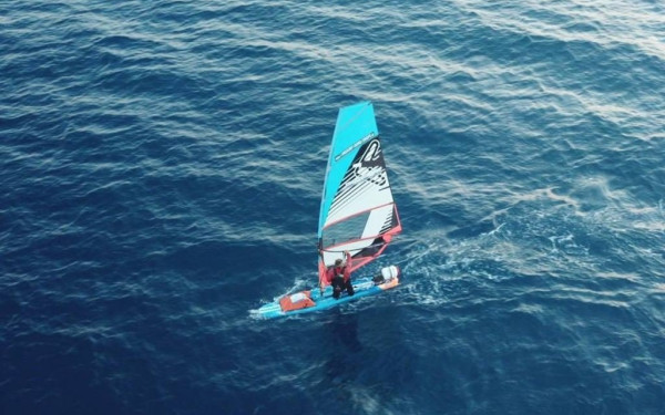 Ένας μοναχικός... σέρφερ στη Θεσσαλονίκη