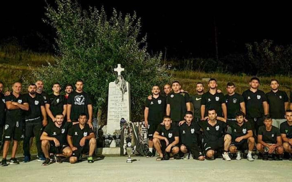 Στο μνημείο των Τεμπών η πρωταθλήτρια ομάδα πάλης του ΠΑΟΚ