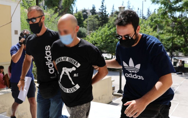 Χτυπούσε και τη σύζυγό του ο αστυνομικός που εξέδιδε τη 19χρονη στην Ηλιούπολη (βίντεο)