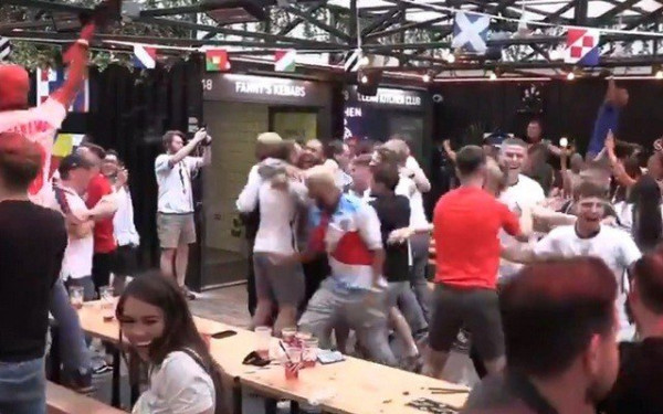 Απολαυστικό βίντεο από παμπ στην Αγγλία την ώρα του τελικού