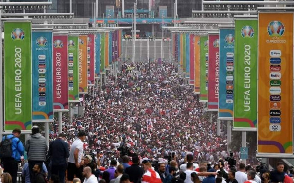 Αγγλία: Απόπειρα εισβολής στο Γουέμπλεϊ από οπαδούς χωρίς εισιτήριο (βίντεο)