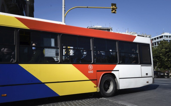 Θέρμη: Συνελήφθησαν τρία άτομα για φθορές σε εν κινήσει λεωφορείο