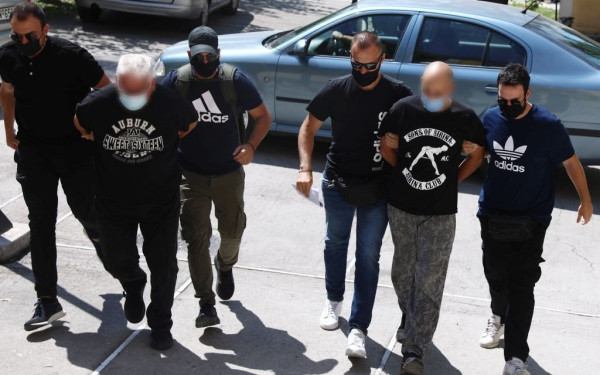 Με 14 αδικήματα «φόρτωσε» ο εισαγγελέας στον πατέρα και τον αστυνομικό που βίαζαν τη 19χρονη (φωτ.)