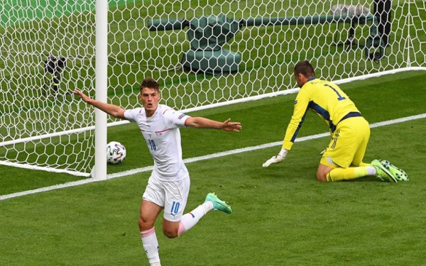 Το τρομερό γκολ του Τσέχου Σικ κόντρα στη Σκωτία, ψηφίστηκε ως το καλύτερο του EURO (βίντεο)