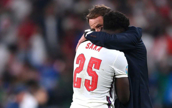 Οι Άγγλοι συνέλαβαν 11 άτομα για ρατσιστικές επιθέσεις εναντίον Σάντσο, Σάκα και Ράσφορντ