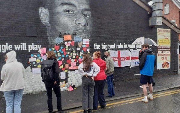 Ο "τοίχος" του Ράσφορντ έδωσε ηχηρό χαστούκι στους ρατσιστές