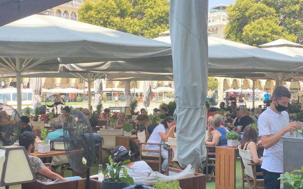 "Πόρτα" στους ανεμβολίαστους στα καταστήματα εστίασης και το φθινόπωρο - Πότε «κλειδώνουν» οι αποφάσεις