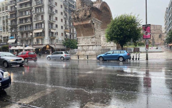 Νέο μήνυμα 112 στη Θεσσαλονίκη για περιορισμό μετακινήσεων - Στη δίνη της κακοκαιρίας «Daniel» η χώρα