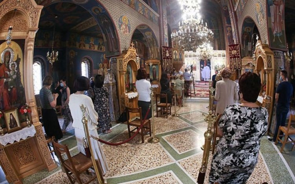 Κωμικοτραγικές σκηνές σε εκκλησία στην Κοζάνη: Πιστοί χωρίς μάσκες έτρεχαν για να γλιτώσουν το πρόστιμο (βίντεο)