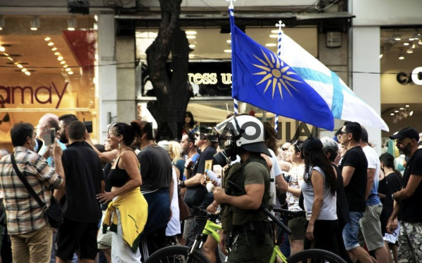 Συγκέντρωση και στον καύσωνα για τους αντιεμβολιαστές