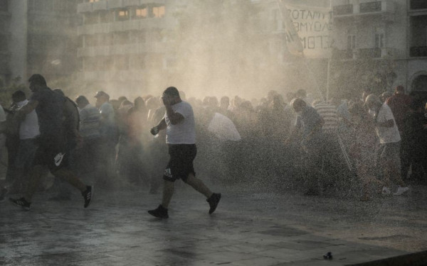Επεισόδια και προσαγωγές στην πορεία των αντιεμβολιαστών στην Αθήνα (φωτ.)