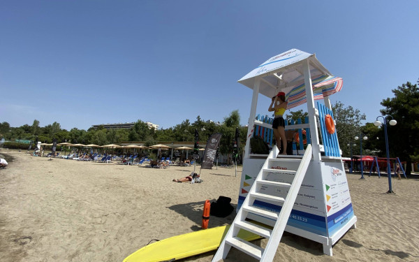 Κατάλληλα για κολύμπι τα νερά στην πλαζ Αρετσού – Η “Golden Bay” έχει και το δικό της ναυαγοσώστη