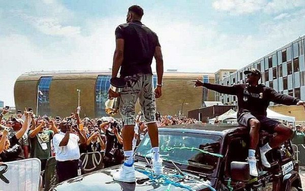 Επιστρέφουν στην Ελλάδα οι πρωταθλητές του ΝΒΑ αδελφοί Αντετοκούνμπο