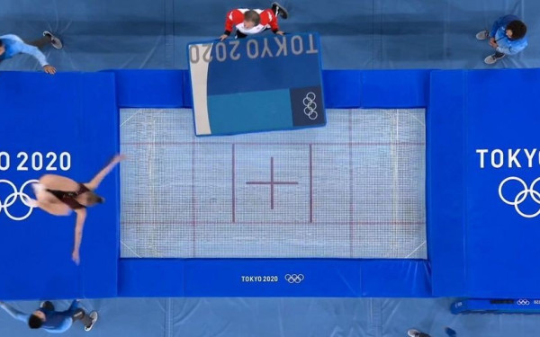 Τραμπολίνο: Καναδή αθλήτρια κόντεψε να πέσει στο έδαφος (βίντεο)