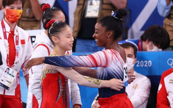 Ενόργανη: Μία 16χρονη Κινέζα νίκησε την Μπάιλς στη δοκό ισορροπίας (βίντεο)