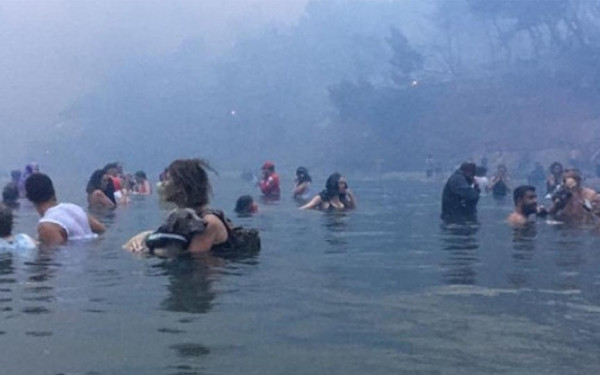 Φονική πυρκαγιά στο Μάτι: Διεκόπη η δίκη, ασφυκτικά γεμάτη η αίθουσα - «Ντροπή, σας μιλάμε από τα παράθυρα»