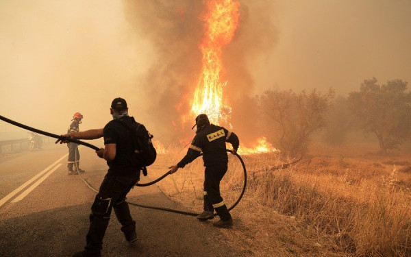 Ξέσπασε φωτιά σε δάσος στη Βαρυμπόμπη της Αττικής