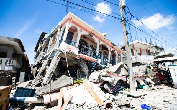 Ανείπωτος θρήνος στην Αϊτή - Στους 304 οι νεκροί - Πολλοί αγνοούμενοι (βίντεο & φωτ.)