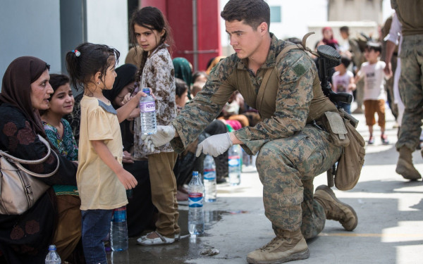 Κομισιόν: Έκκληση προς όλες τις χώρες να υποδεχθούν πρόσφυγες από το Αφγανιστάν