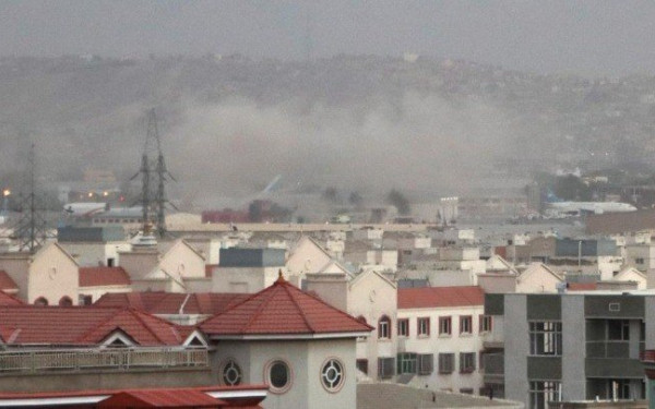 Ισλαμικό Κράτος: Βομβιστής αυτοκτονίας σκόρπισε το θάνατο στο αεροδρόμιο της Καμπούλ - Πάνω από 60 οι νεκροί και 150 τραυματίες