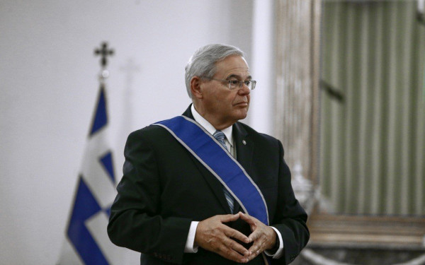 Στις 6 Μαΐου η δίκη του Αμερικανού γερουσιαστή Μπομπ Μενέντεζ - Επιμένει να μην παραιτείται