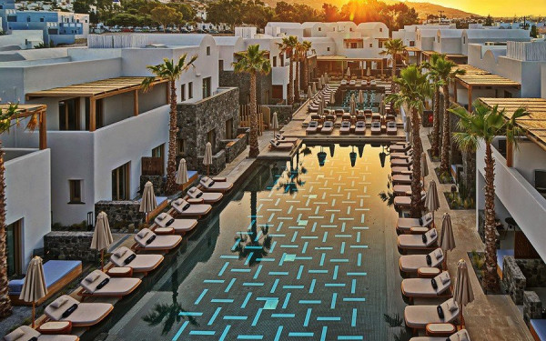 Άνοιξε τις πύλες του το πολυτελές Radisson Blu Zaffron Resort στη Σαντορίνη από τον Όμιλο Fais 