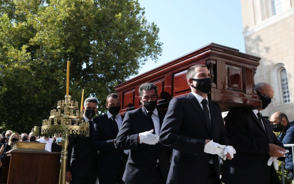 Πλήθος κόσμου στη Μητρόπολη Αθηνών για τον Μ. Θεοδωράκη -Παράταση στο λαϊκό προσκύνημα (φωτ.)