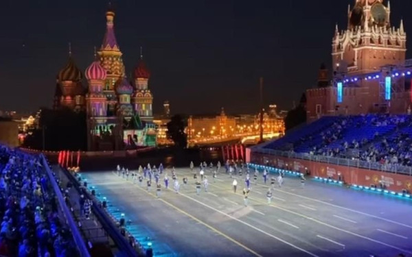 Στην Κόκκινη Πλατεία της Μόσχας τίμησαν τον Μίκη Θεοδωράκη (Βίντεο) 