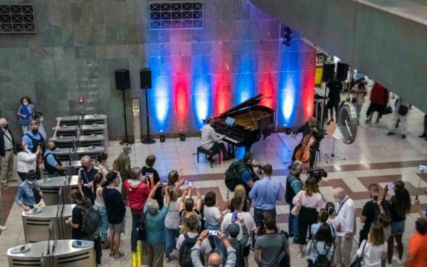 Η μουσική του Μ. Θεοδωράκη «ταξίδεψε» στα Μέσα Σταθερής Τροχιάς στην Αθήνα (φωτ.)