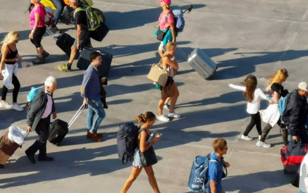 Ιστορικό ρεκόρ επισκεπτών και εσόδων για τον Τουρισμό το 2024