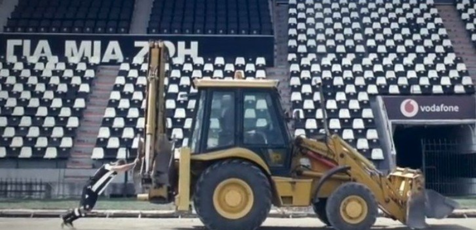 Ο Καρέλης "ντύθηκε" Hulk και σπρώχνει... μπουλντόζες