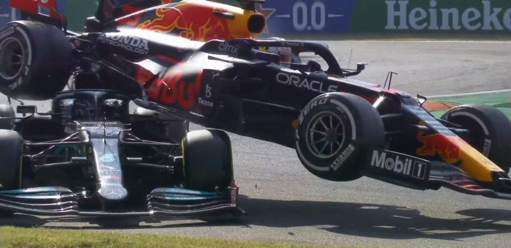 Φόρμουλα 1: Τρομακτικό ατύχημα για Χάμιλτον και Φερστάπεν - Νικητής ο Ρικιάρντο (βίντεο)