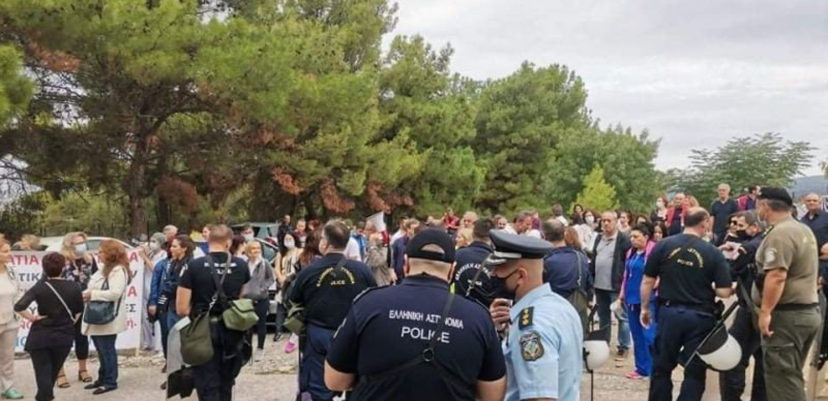 Συγκέντρωση υγειονομικών έξω από τα γραφεία του ΕΚΑΒ - Έντονες αποδοκιμασίες σε Πλεύρη-Γκάγκα (Βίντεο-Φωτ.)