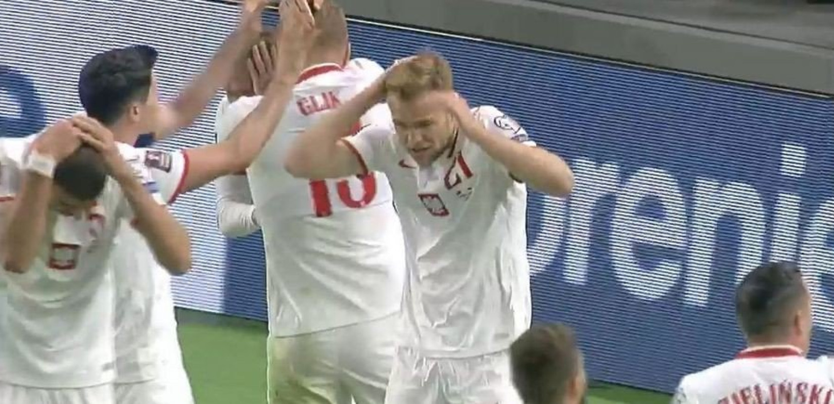 Ο Σφιντέρσκι σκόραρε για την Πολωνία και δέχτηκε βροχή από μπουκάλια στην Αλβανία (βίντεο)
