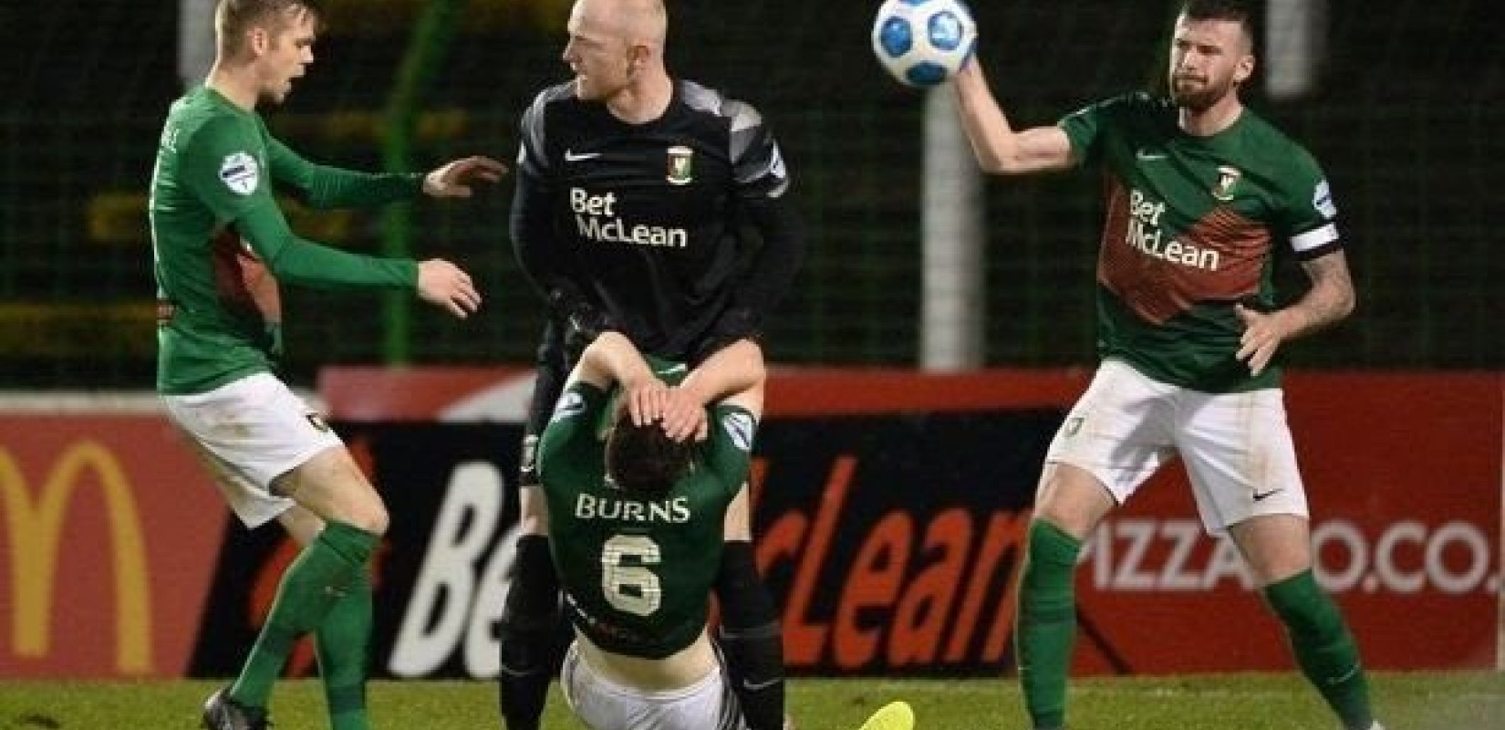 Τερματοφύλακας αποβλήθηκε επειδή χτύπησε... συμπαίκτη του (βίντεο)