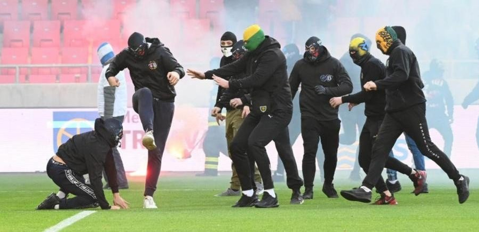 Άγρια επεισόδια σε ποδοσφαιρικό αγώνα στη Σλοβακία (βίντεο)