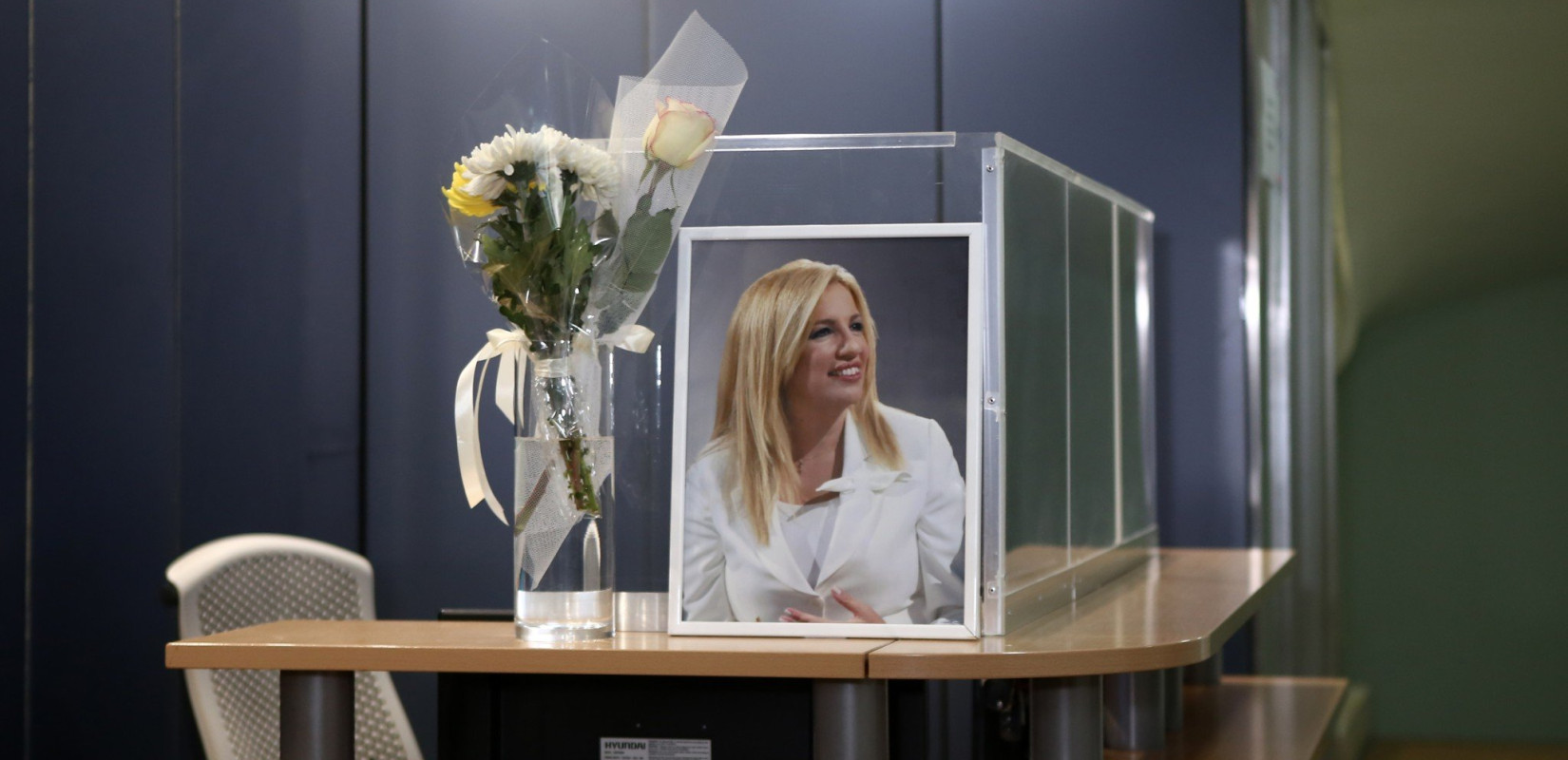 Ένα λουλούδι στη μνήμη της Φώφης Γεννηματά (φωτ.)