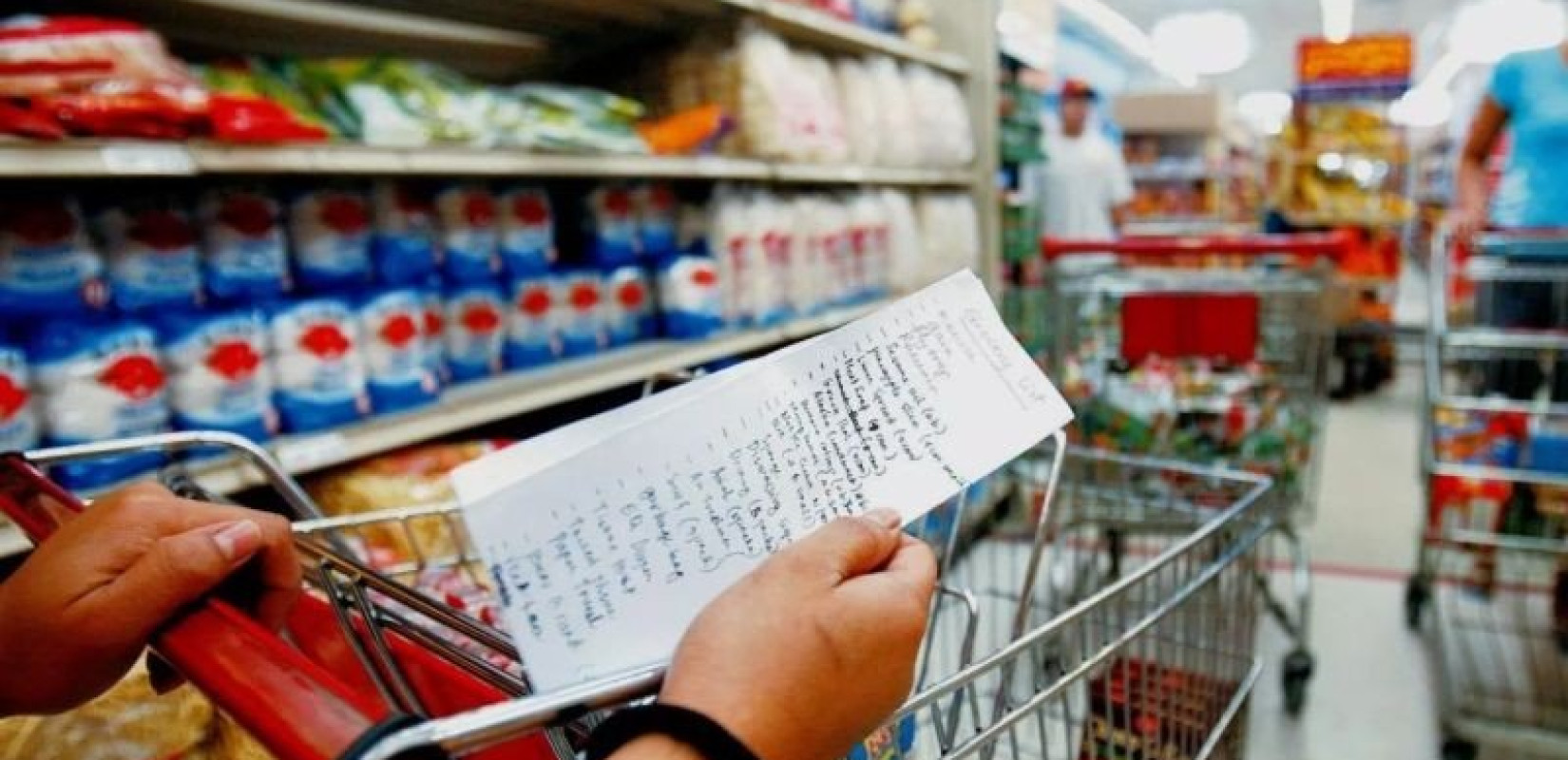 Οι Έλληνες καταναλωτές «σφίγγουν το ζωνάρι» και κυνηγούν προσφορές και εκπτώσεις