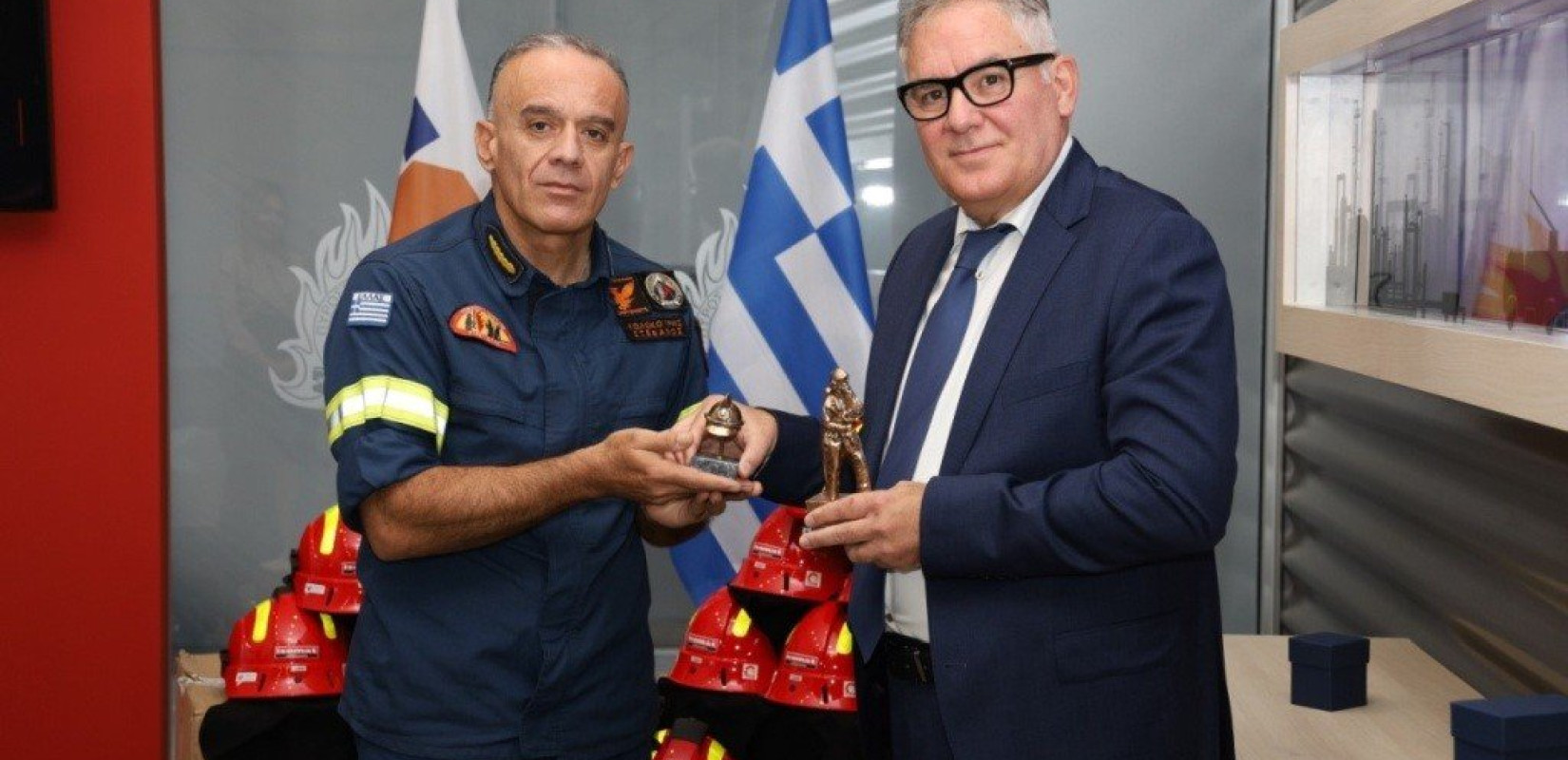 Τελετή παράδοσης πυροσβεστικών κρανών από την ISOMAT